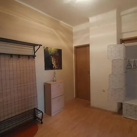 Practical Flat Nivy Centre Apartment *